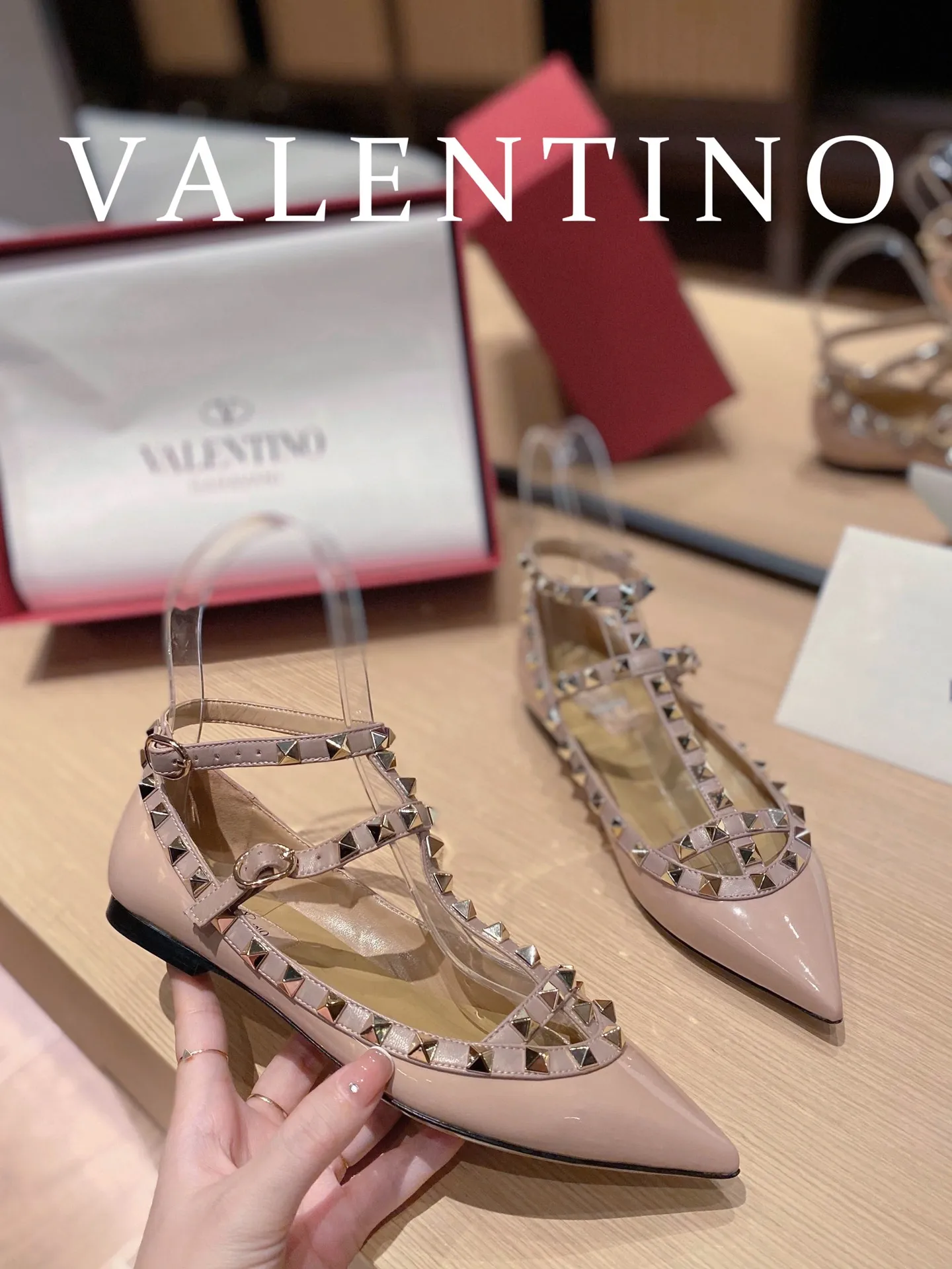 👟👟Ex-factory price👟👟Ex-factory price 560👟👟 Women's shoes, women's clothing 𝙑𝙖𝙡𝙚𝙣𝙩𝙞𝙣𝙤/Valentino𝙑𝙏 🎁Latest colors😍ʚ😊ɞ It has been an Italian national treasure brand since the 1960s. Timeless and deeply rooted in people's hearts❤ Never out of date. One of the must-have items 〰 ɪɴѓᴏʀᴍᴀᴛɪᴏɴ 〰♡ There are many colors for you to choose from💝Original molded electric rivets (non-oxidized) High-end customized imported cowhide➠Mirror patent leather❗️Details in place🆚Exclusive color card💯Comfortable sheepskin lining✅Imported Italian leather outsole🇮🇹 Code number: 35-39 (34.40.41.42) additionally customized♡♡